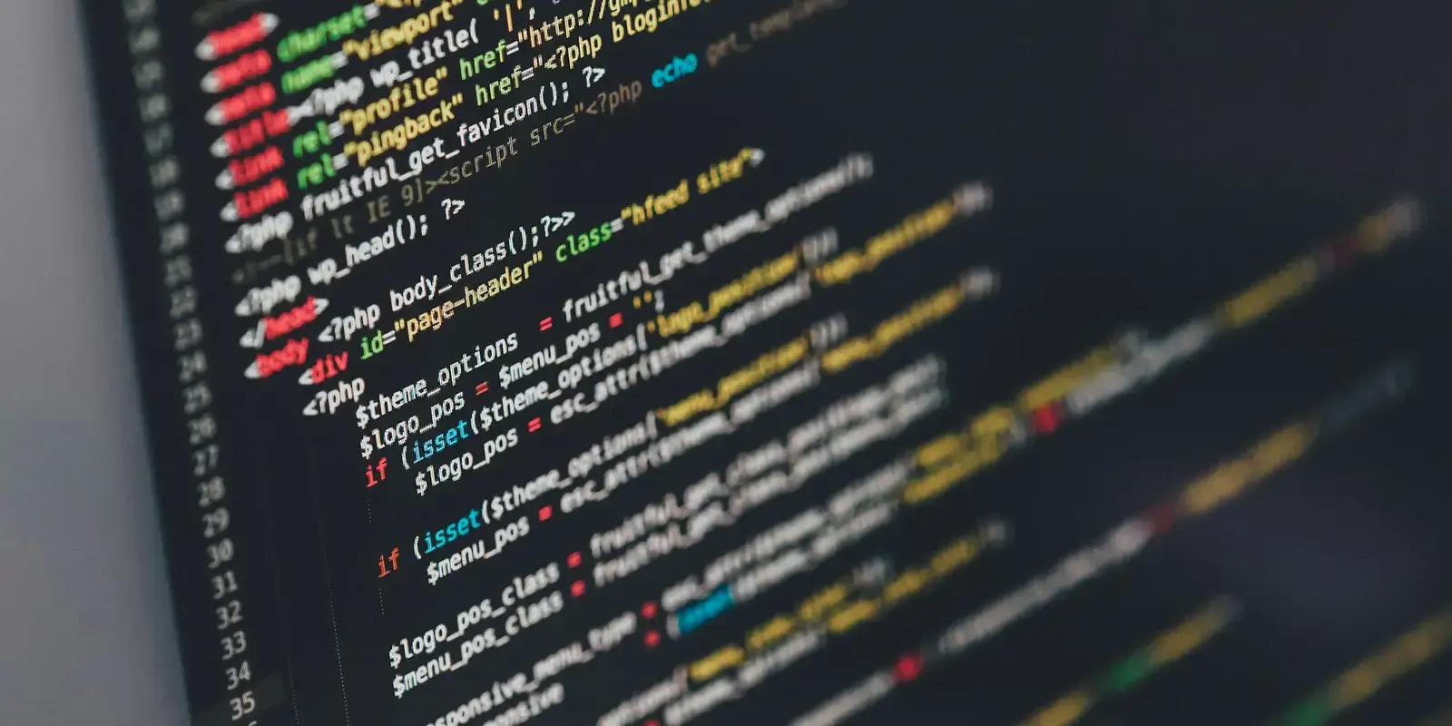 Primer plano del código fuente de una web en la pantalla de un editor