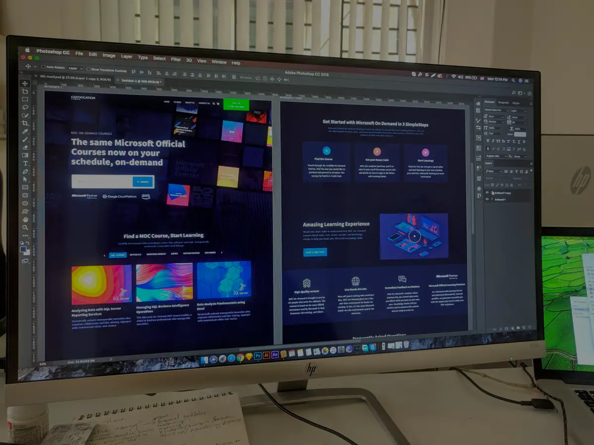 Pantalla de ordenador con una interfaz de producto abierta en un editor de diseño